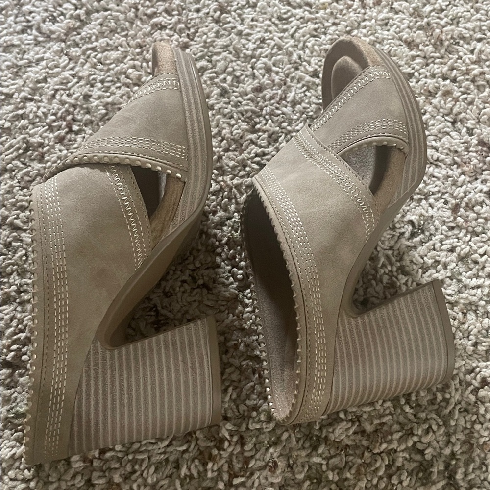 Pierre Dumas NWOT Morgen criss cross taupe slide on block heeled sandals Sz 6.5